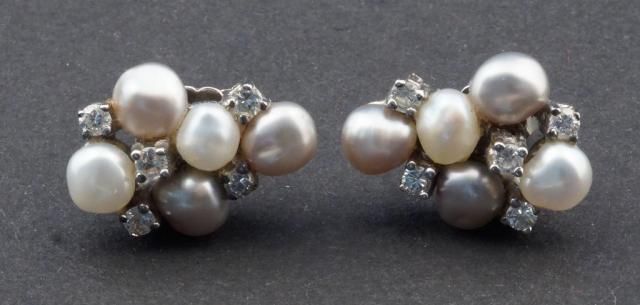 White gold earrings, 14 krt., set with pearls and zircons and brilliant cut diamonds 27.00 % buyer'