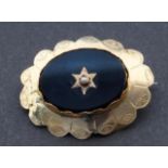 Antique yellow gold brooch, with onyx, set with one seed pearl, damaged, l. 3 cm. 27.00 % buyer's