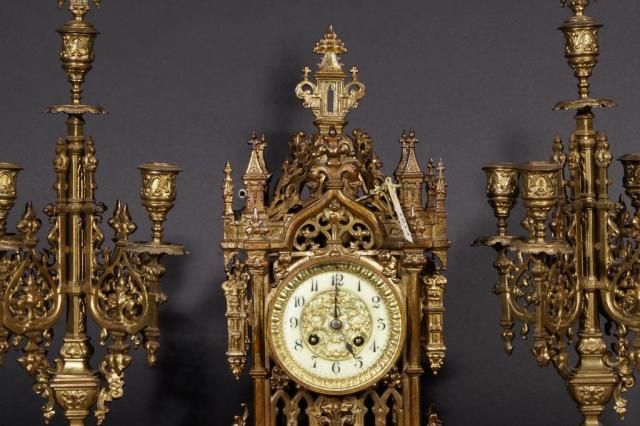 French bronze garniture: clock with two candlesticks, incl. key, one candlestick is broken (3x) 27. - Image 2 of 2