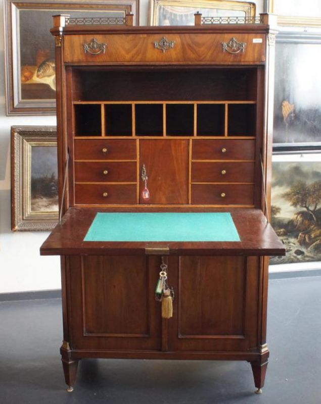 English bureau-sécretaire, 19th century, with one drawers and two doors, dim. 158 x 94 x 42 cm. 27.