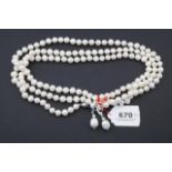 Pearl necklace, l. 124 cm + Pearl earrings, with silver lock (2x) 27.00 % buyer's premium on the