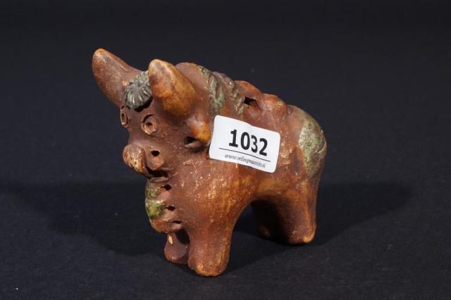 Terracotta bull, South-America (?), l. 8 cm. 27.00 % buyer's premium on the hammer price, VAT