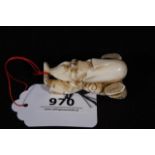 Ivory netsuke, Acrobate, signed, l. 5 cm. 27.00 % buyer's premium on the hammer price, VAT included