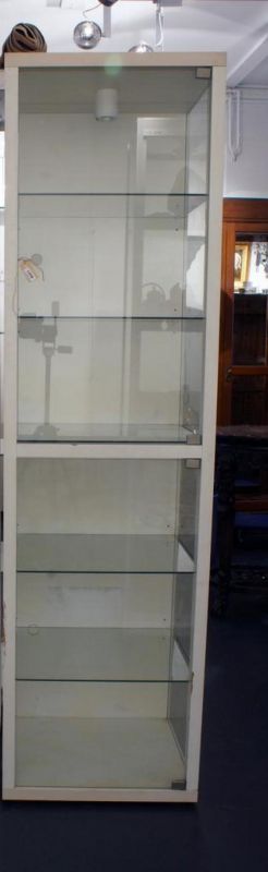 Wooden showcase with 5 glass shelves, dim. 188 x 31 x 45 cm. 27.00 % buyer's premium on the hammer