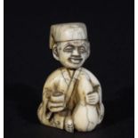 Ivory netsuke, Man with moving head, h. 4,5 cm. 27.00 % buyer's premium on the hammer price, VAT