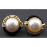 Yellow gold earrings, 18 krt., set with pearls and brilliant cut diamonds and onyx, appr. 16.8