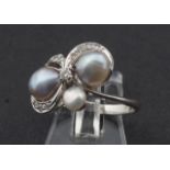 White gold ring, 14 krt., set with 3 pearls and zircons, ring size 17 1/4, appr. 3.1 grams 27.00 %