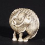 Ivory netsuke, Ram, signed, l. 4 cm. 27.00 % buyer's premium on the hammer price, VAT included