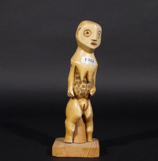 African ivory woman, on wooden base, h. 25 cm. 27.00 % buyer's premium on the hammer price, VAT
