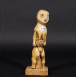African ivory woman, on wooden base, h. 25 cm. 27.00 % buyer's premium on the hammer price, VAT