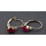 Yellow gold earrings, 14 krt., set with ruby, appr. 1.3 grams 27.00 % buyer's premium on the hammer