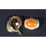 Yellow gold pin, set with pearl, l. 4 cm, appr. 6.2 grams + Antique yellow gold pin, set with