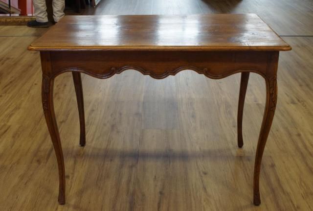 Oak table, 20th century, decorated with rocailles, dim. 70 x 97 x 70 cm. 27.00 % buyer's premium on