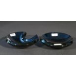 Giorgio Berlini, two blue glass dishes, one of the is signed, diam. 16 cm (2x) 27.00 % buyer's