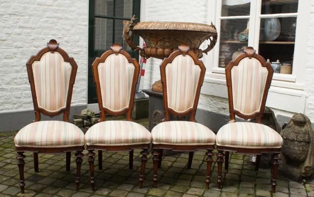4 Italian walnut wooden chairs, 19th century (4x) 27.00 % buyer's premium on the hammer price, VAT