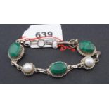 Bracelet, set with green quartz and 2 sweet water pearls, l. 18 cm. 27.00 % buyer's premium on the