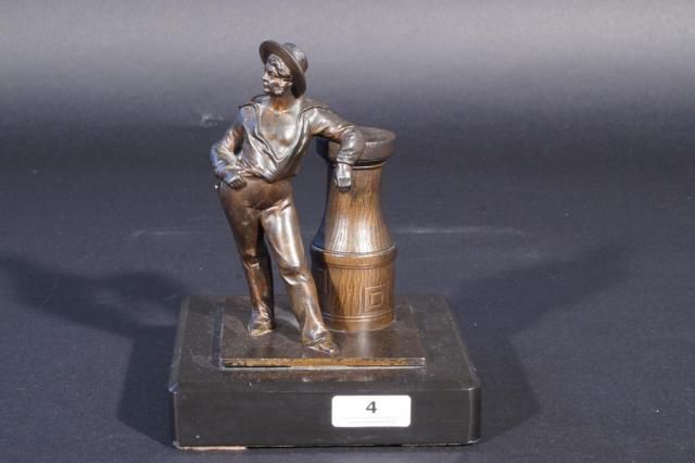 Bronze man on the docks, on marble base, 19th/20th century, h. 14 cm. 27.00 % buyer's premium on