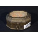 Eastern make-up box, metal with a painting underneath glass (partly disappeared), l. 8 cm. 27.00 %