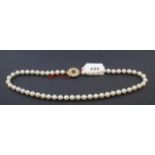 Pearl necklace, with gold lock, 18 krt., lock set with sapphire and brilliant cut diamonds, l. 51