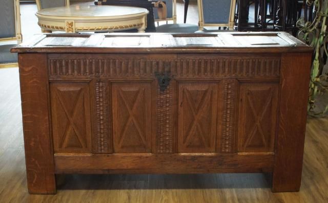 Oak chest, 18th century, dim. 76 x 143 x 52,5 cm. 27.00 % buyer's premium on the hammer price, VAT