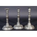 3 pewter candlesticks, 18th century, loose bobeches, h. 23,5 cm (3x) 27.00 % buyer's premium on the