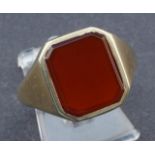 Yellow gold ring, set with cornelian, appr. 3.9 grams, ring size 18 1/4 27.00 % buyer's premium on