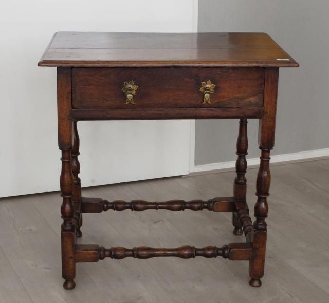 English oak table, 18th century, with one drawer, dim. 70 x 76 x 47 cm. 27.00 % buyer's premium on