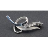 White gold pin, 14 krt., set with 5 brilliant cut diamonds, l. 3 cm, appr. 2.1 grams 27.00 % buyer'