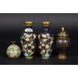 2 cloisonné vases, h. 15 cm + 2 cloisonné lidded pots, h. 6 and 13 cm (4x) 27.00 % buyer's premium