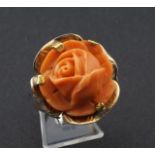 Yellow gold ring, set with flower-shaped coral, ring size 16 1/2, appr. 8 grams 27.00 % buyer's