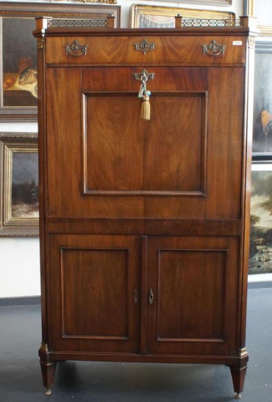 English bureau-sécretaire, 19th century, with one drawers and two doors, dim. 158 x 94 x 42 cm. 27. - Bild 2 aus 2