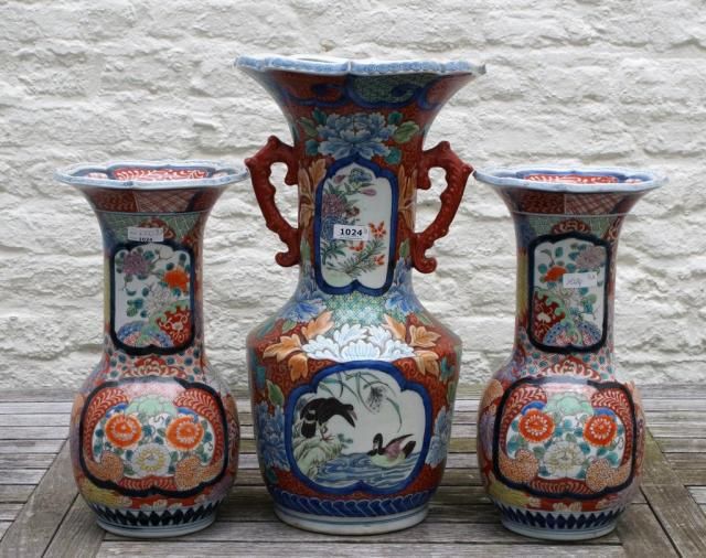 3 Japanse porcelain vases, 20th century, h. 35 and 45 cm, marked (3x) 27.00 % buyer's premium on