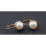 Yellow gold earrings, 14 krt., set with pearl 27.00 % buyer's premium on the hammer price, VAT