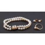 Pearl bracelet, 14 krt, two rows, l. 18 cm, with pinck gold lock + Yellow gold ring, 18 krt., set