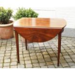 English mahogany table, 19th century, two drawers, dim. 70 x 92 x 107 cm. 27.00 % buyer's premium