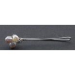 White gold pin, 14 krt., set with 3 pearls and zircons, l. 5 cm, appr. 2 grams 27.00 % buyer's