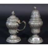 Pewter salt caster and mustard pot, 18th century, h. 13 and 17 cm (2x) 27.00 % buyer's premium on