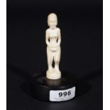Indian bone nude woman, on wooden base, h. 8 cm. 27.00 % buyer's premium on the hammer price, VAT