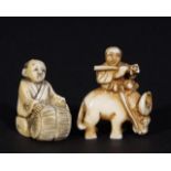 Two ivory netsukes, one signed, Man with hay and Man on ox, l. 3 cm (2x) 27.00 % buyer's premium on