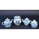 2 Chinese porcelain tea pots, 19th/20th century + 2 different Chinese porcelain lidded pots, 19th/