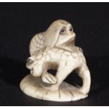 Ivory netsuke, Two mythical creatures, signed, l. 4 cm. 27.00 % buyer's premium on the hammer