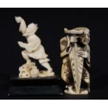 Ivory netsuke, signed, h. 4,5 cm + Miniature on wooden base, damaged, h. 5 cm (2x) 27.00 % buyer's