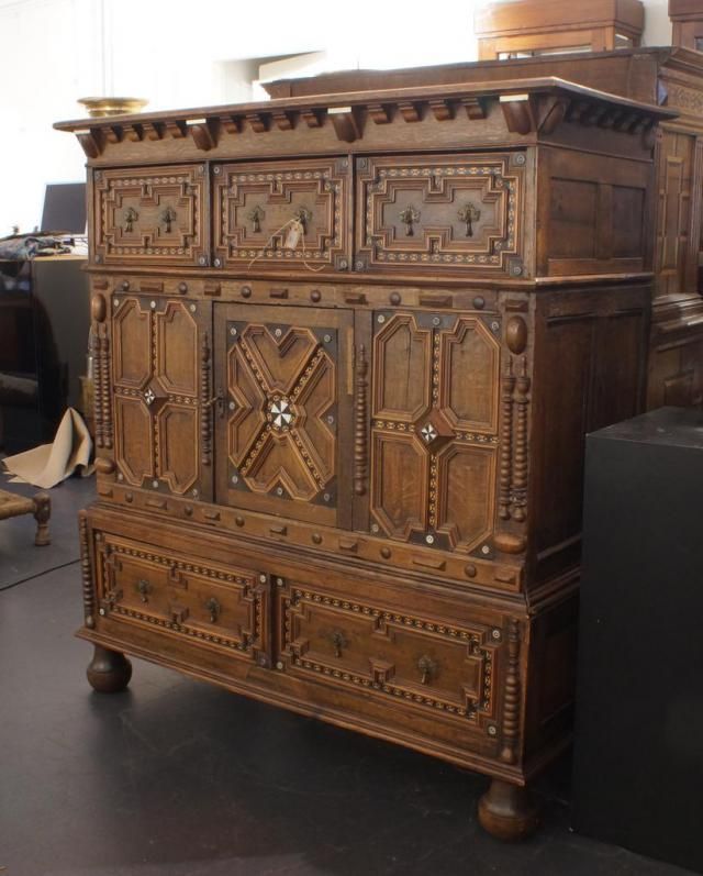 Oak cabinet, inlaid with bone and other types of wood, 18th/19th century, South-Europe, 2 doors and