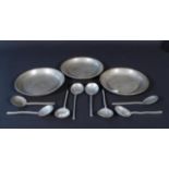 3 pewter plates and 8 pewter spoons, 18th century (11x) 27.00 % buyer's premium on the hammer