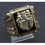 Yellow gold man's ring, 14 krt., set with onyx, appr. 10 grams, ring size 21 1/2 27.00 % buyer's