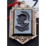 Antique medallion with cameo, below the legal amount of gold, l. 4 cm. 27.00 % buyer's premium on