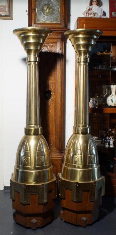 2 copper church candlesticks, on wooden foot, early 20th century, h. 177 cm, dented (2x) 27.00 %