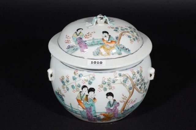 Chinese porcelain lidded vase, 19th/20th century, figurative scene on the front and writing on the