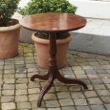 English mahogany folding table, 19th century, h. 69 cm, diam. 60 cm. 27.00 % buyer's premium on the