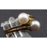 Pink gold ring, set with 2 pearls, ring size 16 3/4, appr. 4.4 grams 27.00 % buyer's premium on the